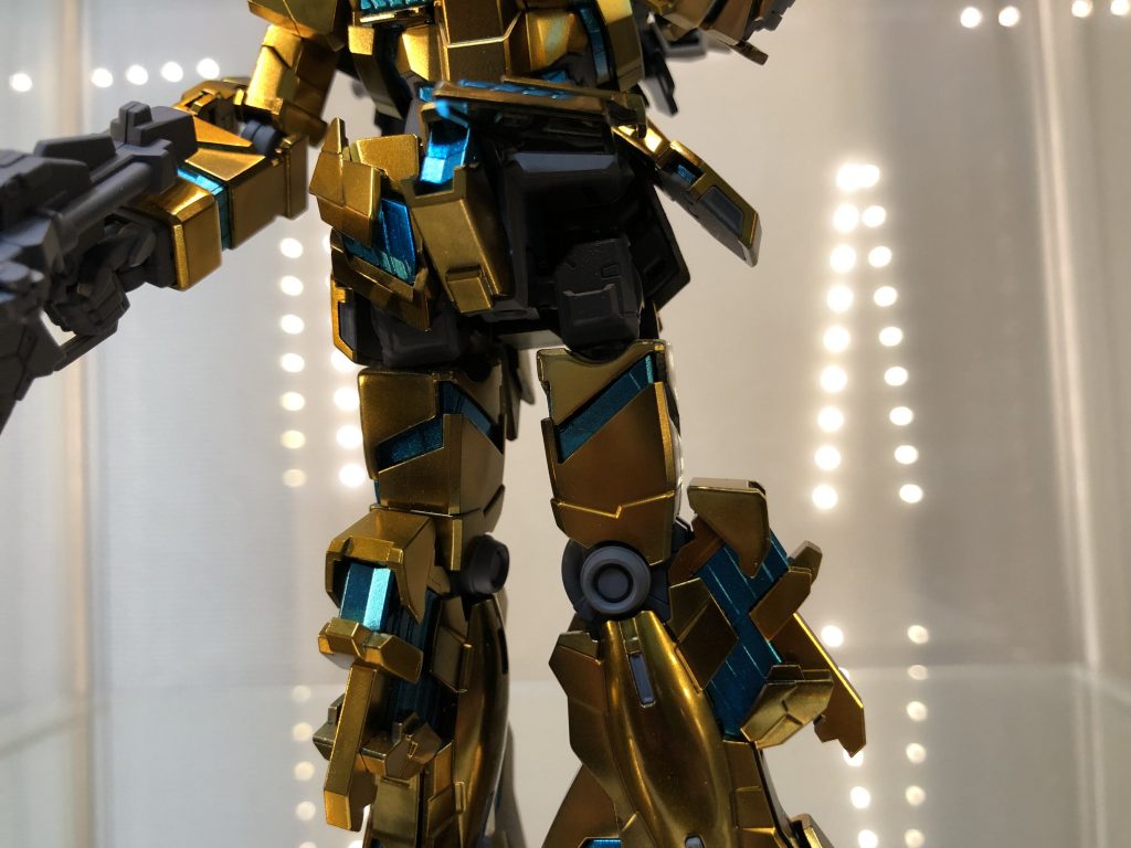 ポージングに必要不可欠な部分なので股関節を改造してロール軸を追加しました