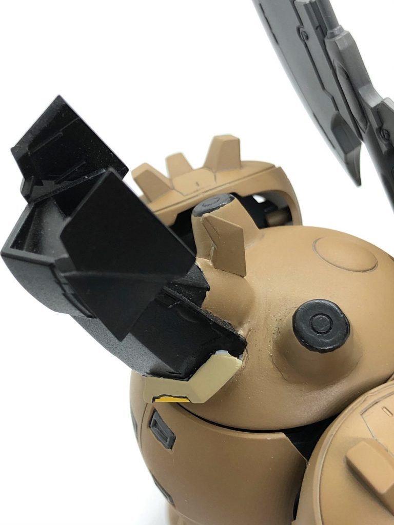 エレファスゾウカブトをモチーフにしているので頭角2本、胸角が2本の計4本角があります。1番大きい頭角はもう1つの頭部としても機能しますが、衝角としても使用するため首のない頑丈な作りになっています。見た目カプルなのに別名が「ガンダムグシオンエレファス」なのは角がついてるからではなく