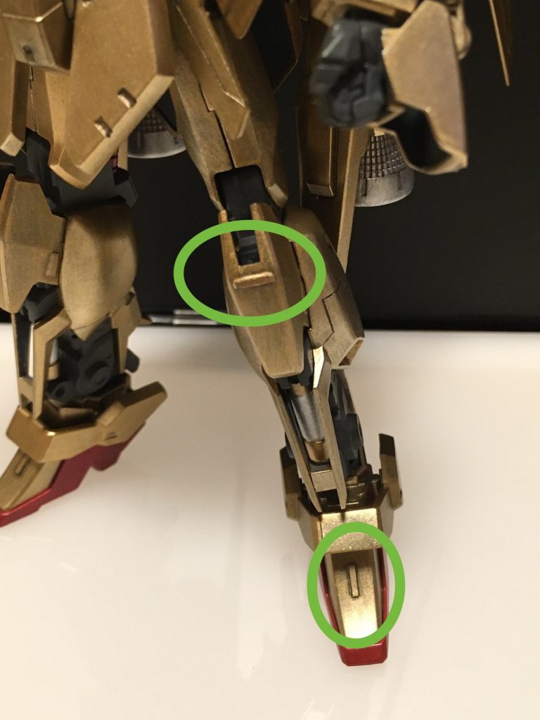 プラ板を膝と足の甲に接着、これだけでも雰囲気でますね！脛のシリンダー部分も塗り分けしてあります。