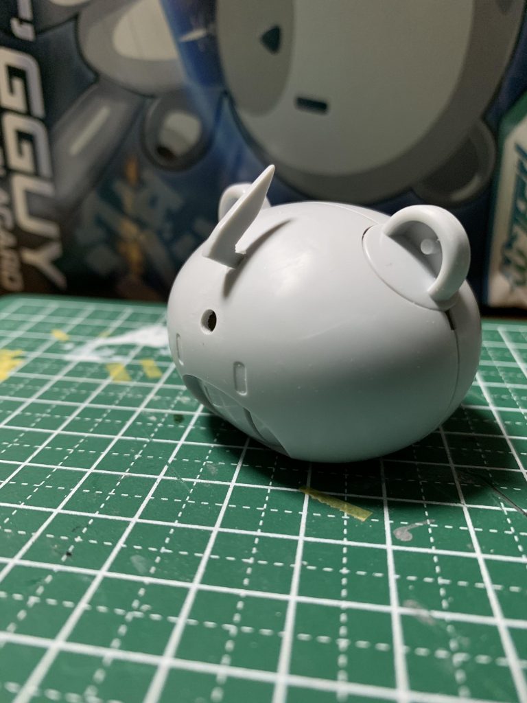 ツノ取り付け様子オルガっぽい…?笑あんまり関係ないですが、キットは白っぽい色なので下地の塗装が必要ないと思ったのでダブルオーのグラハムプチッガイを使用しました。