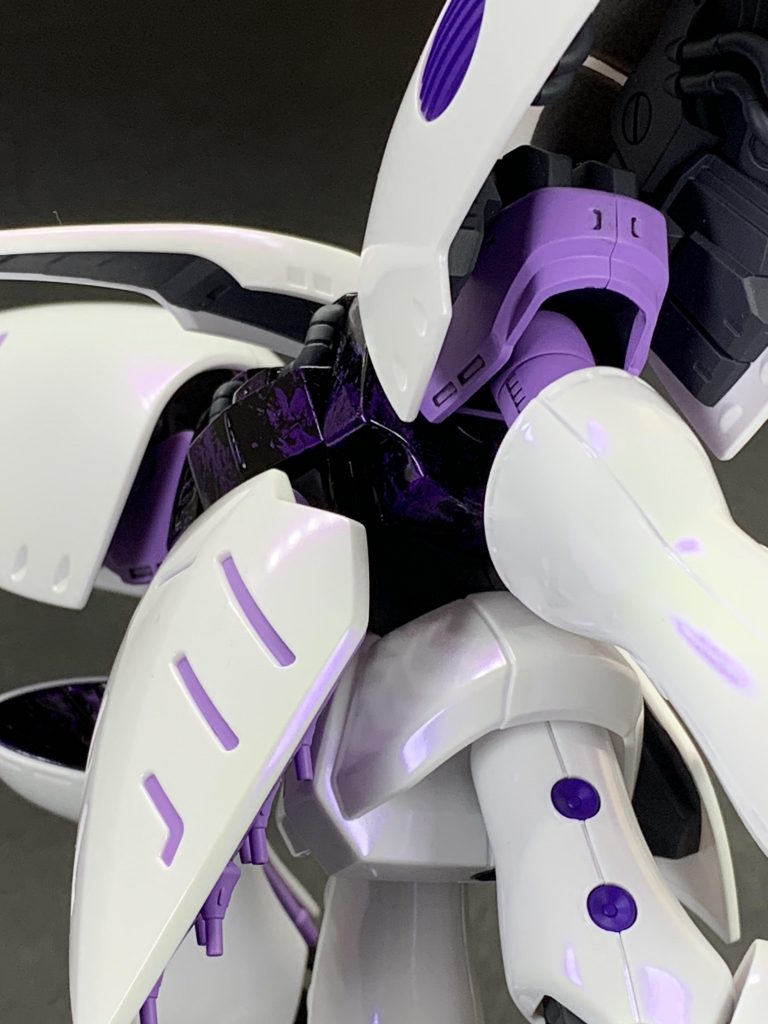 バインダー裏と頭部の裏はエナメルのジャーマングレーでエアブラシ塗装。メカサフのヘヴィと色の相性が良い気がします。
はみ出た箇所は拭き取れるので塗り分けが楽でした。