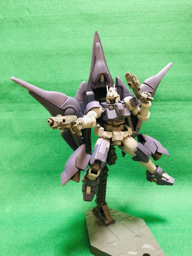 取り回しに優れたビームガンを二丁装備。リーオー程度であれば容易く撃破する威力は確保されている。
バインダーガンに、リーオーのビームサーベルを組み合わせて作成しました。