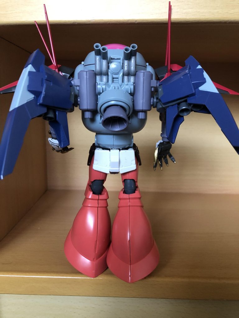 背中です、飛行能力と瞬発力を与えたかったので、ブースターを増設し、いざという時に備えました。