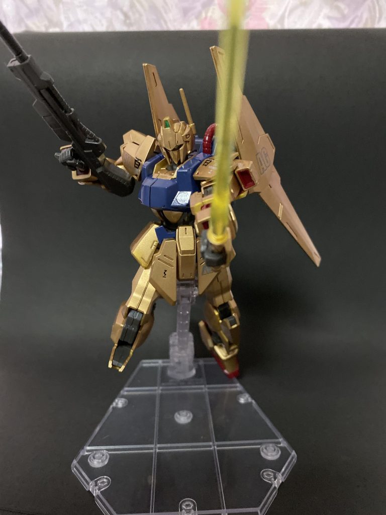 某ゲームでよくやられるやつ。
肩のデカールは一部シルバーにしてみましたがなんとなく面白い効果出てますね。