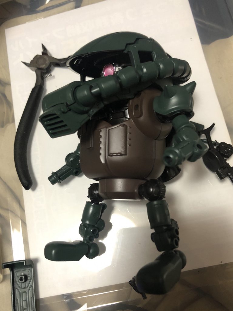 ウェザリング前。リアルタイプザクのイメージで2色に塗り分けました。