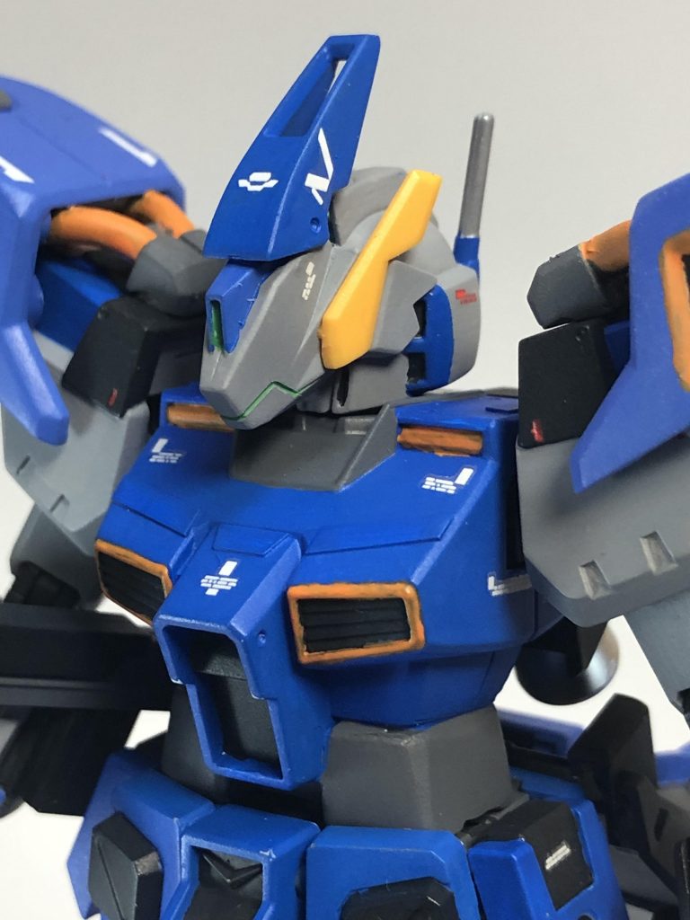 頭部
センサー系を強化する目的でバイザーを装備。