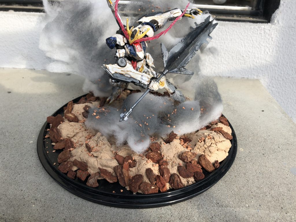 煙の中から狼が迫ってくるような演出を再現。迫力と躍動感をイメージして製作。