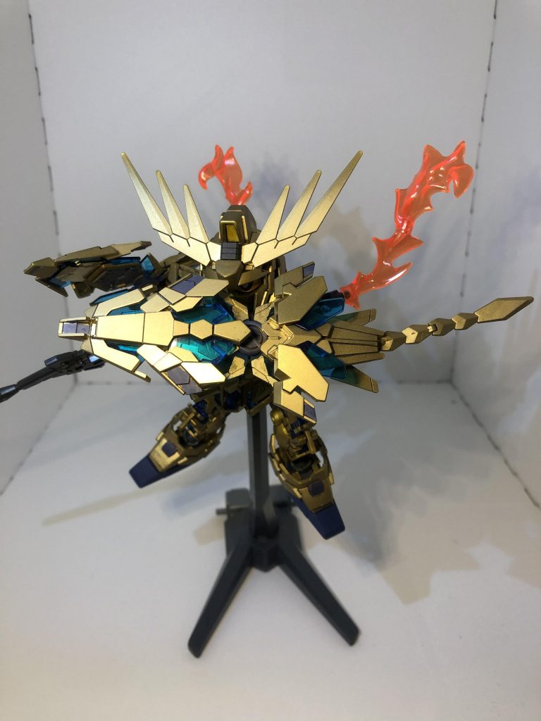 やっぱり背中が寂しいのでエフェクトを付け直しました
あと手持ち無沙汰だったのでビームマグナムを持たせてます
覗き込む目みたいな感じにしたかったけど影で死にました