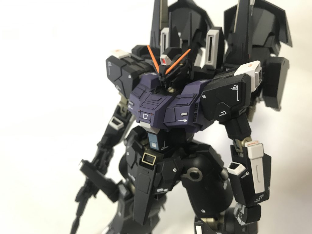 胸元にスジボリやプラ板貼ってディテールアップしております。
カラーリングも設定を踏襲しつつ自分好みに変更してます。