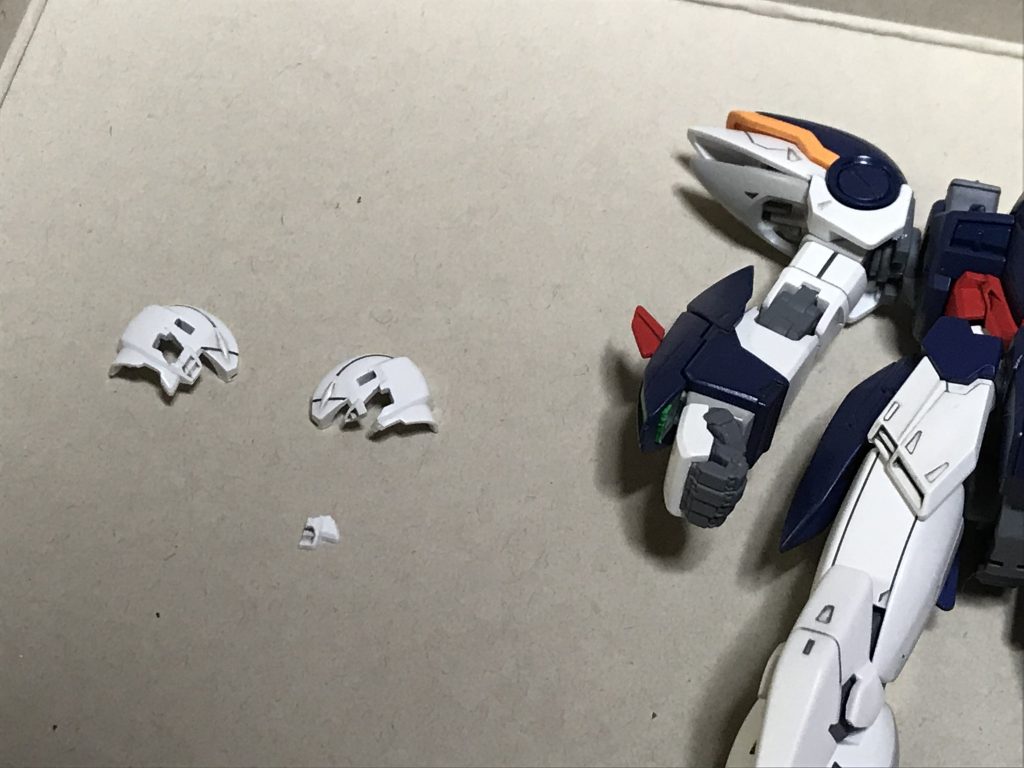 制作途中の画像は何も残ってないのですが、頭のモールドにエナメルスミを流していた際にパーツが割れて泣きそうになりました。
あんま割れた事が無かったので
余分なスミ取りでエナメルシンナーでジャブジャブ拭いたのが悪かったかと。