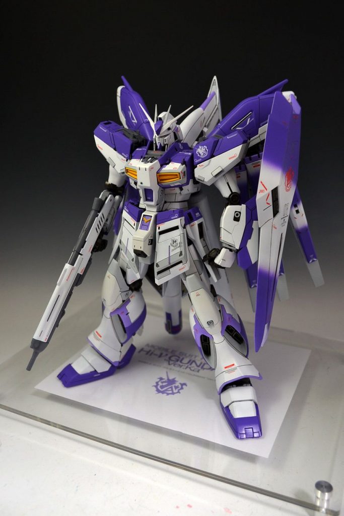 工作内容

■頭部

・頭頂部カメラ付近を薄く削り込み。（前後）
・側面にスジ彫りでパネルラインを追加。
・ダクト部に金属メッシュを使用。
・LEDユニットの光が透過しないよう裏面を塗装。

■胴体

・各部スジ彫りでパネルラインを追加。
・コクピットハッチ上部をプラ材で自作したパーツなどを使いディテールアップ。
・サイドスカート裏をプラ板でディテールアップ。
・リアスカート内のスラスター部に金属メッシュを使用。

■腕部

・肩アーマーをスジ彫やプラ材から自作したパーツを使いディテールアップ。
・バーニア部分に金属メッシュを使用。
・肩取り付け部の合わせ目消し。
・前腕部にもスジ彫りでディテールアップ。

■脚部

・太腿付け根の合わせ目消し。
・各部スジ彫りによりパネルラインを追加。
・脛とふくらはぎのバーニア部に金属メッシュを使用。
・外装の裏面を塗り分け。

■バックパック

・スジ彫り追加。
・スラスター部に金属メッシュを使用。

■武装

・ビームライフルのスリット内部に金属メッシュを使用。
・ライフルとバズーカをもうひとつずつ用意しドッキング形態を製作。
・シールドにもスジ彫りを追加し、ダクト部に金属メッシュを使用。
・フィン・ファンネルはヒケ処理など表面処理に気を配りました。