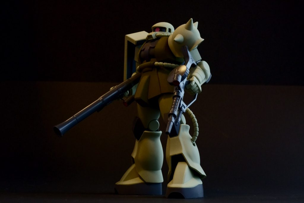 アオリ撮影をしました。ザクは見上げると迫力があります。