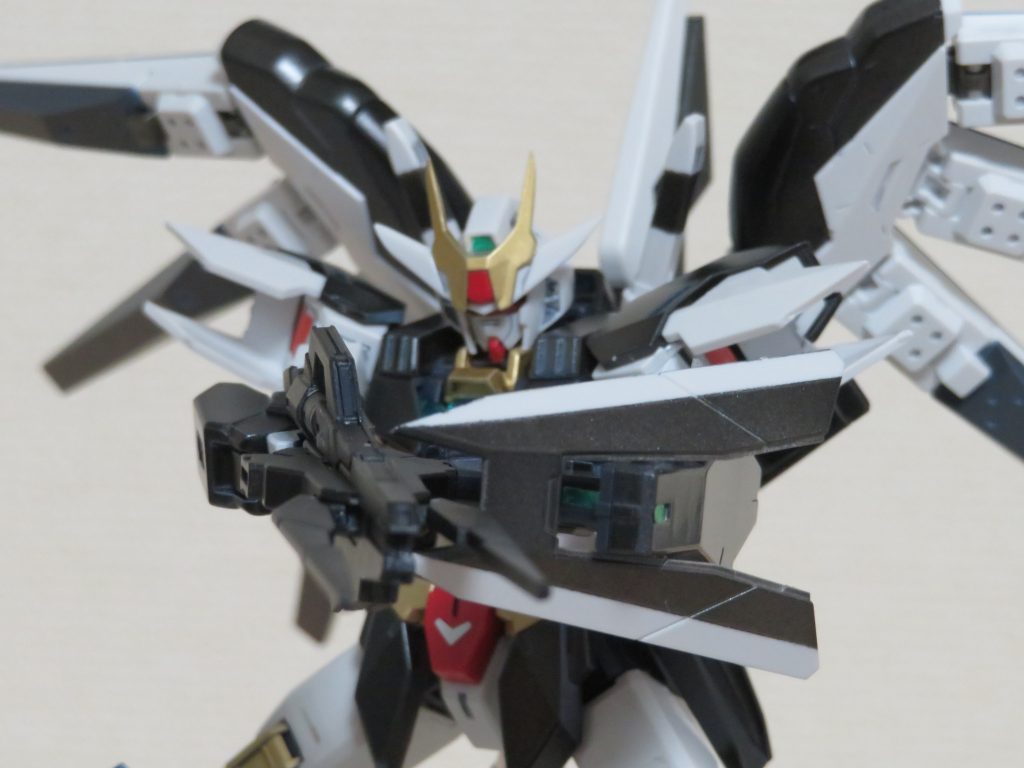 ライフル連結のギミックも面白い!
シールドが合体し変形するギミックもアースリィガンダムならではの見所ですよね☆