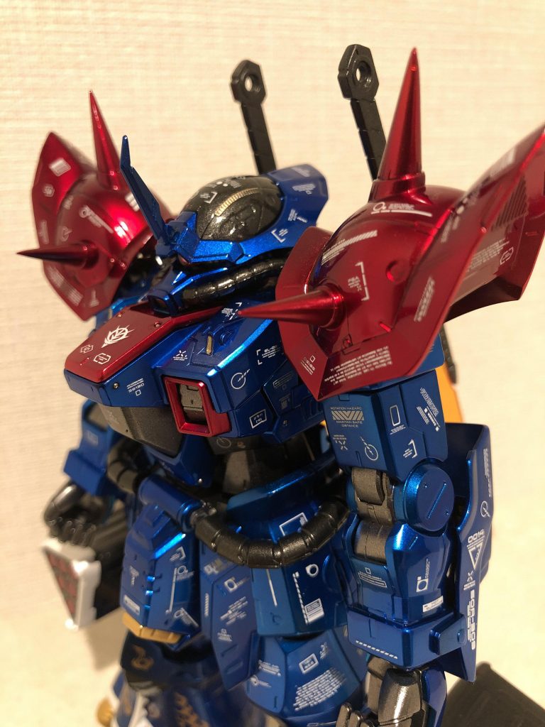 左側面、少し上から。
1番好きな角度です。今回は恐らくデカールは100箇所近く貼り付けました。徹底的に情報量にこだわり貼り付ける事でオリジナルとは異なりますが、これはこれで良い味が出たと思います。
閲覧頂きましてありがとうございます。またゆっくり作ったUPしたいと思いますので宜しくお願い致します🙇♀️