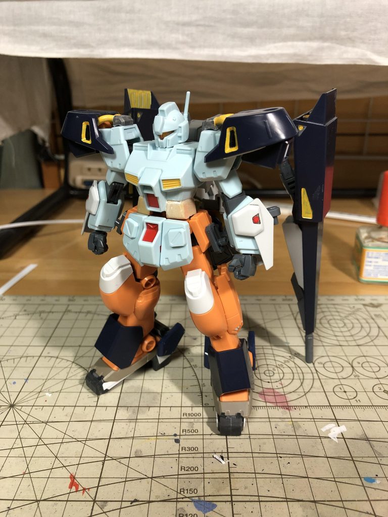 塗装前はこんな感じ。
所々塗装されてるのは前に素組みした名残です笑