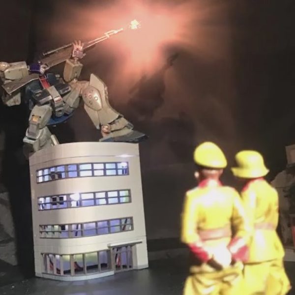 ジム兵士:いくで〜！　連邦将校A:外したな… 連将B:勢いはあるんですが… いわゆるパト◯イバーの太田みたいな…