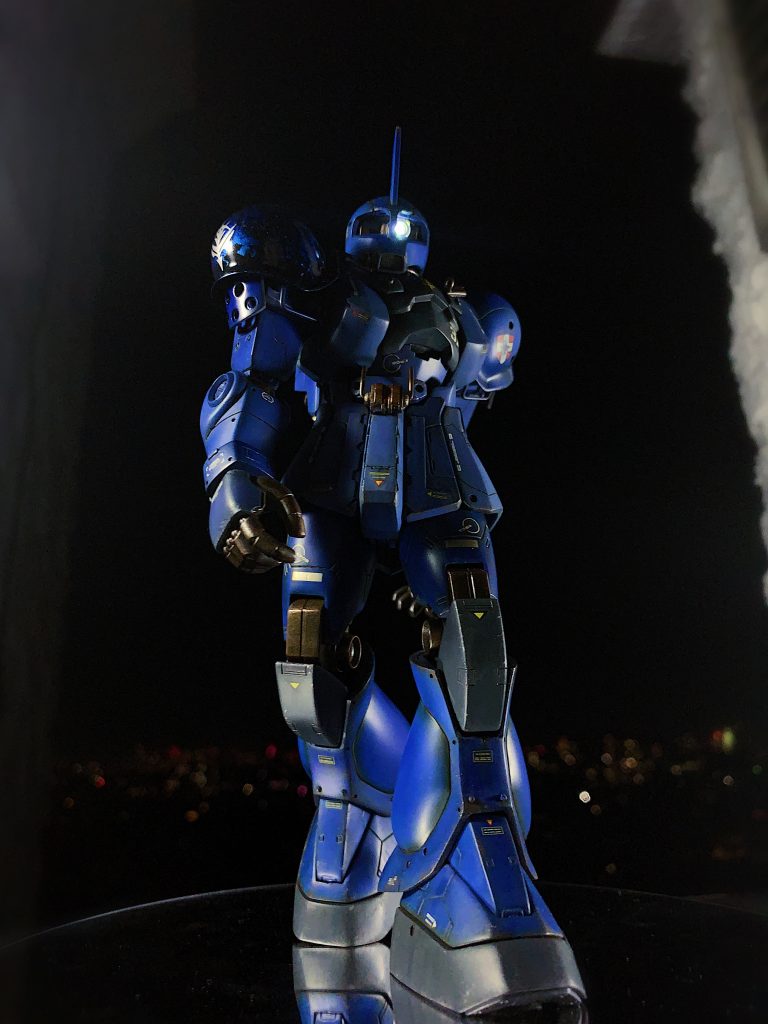 夜の野外撮影ですが、似合いますね。