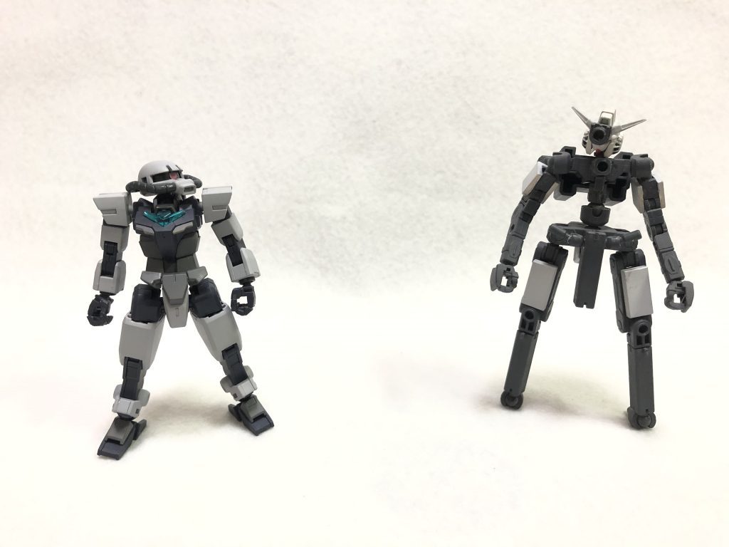 我が家のコアガンダム、ガンダムミクロン ネイキッドと。こうして見ると、コアとフレームといった感じですね。