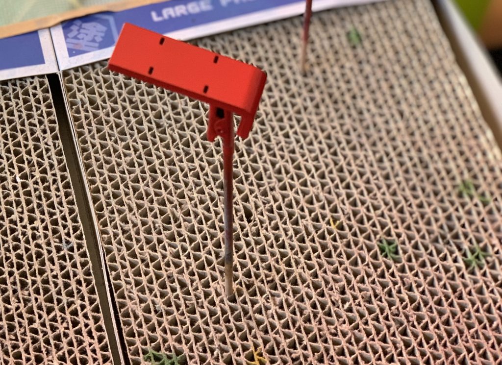 黒サフ➡︎Mr.カラーのシャインレッド➡︎ニムバスレッドの順番で塗装しました。
暗めの赤にしたかって黒サフの上にシャインレッドを缶スプレーで吹きその後にニムバスレッドを吹きました。
最初は黒サフの上からシャインレッドを吹いた時にミスったと思いましたが何とかいけるかなとシャインレッド2回吹きニムバスレッドを2回吹いたら何とか綺麗に見える様になりました😅