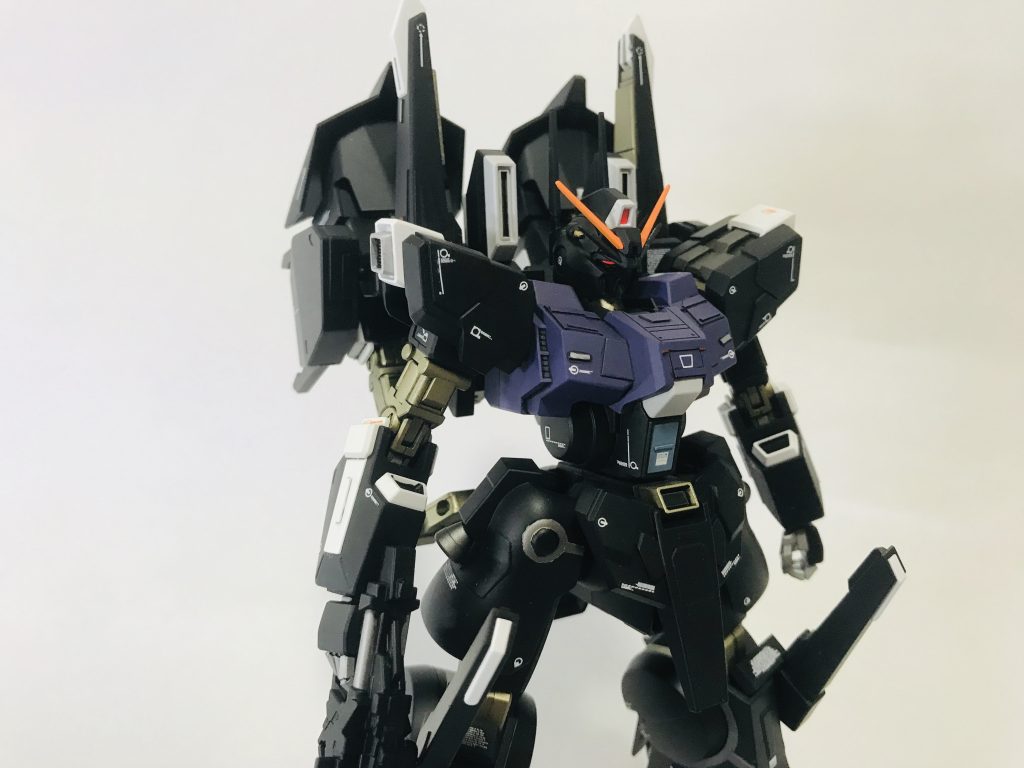 関節やハンドパーツはあまり無い配色にしましたが違和感なくまとまったかなと。
またメインカメラやカメラアイは蛍光レッドで塗装。奥まってますが、近くで見るとキラッと主張してきます。