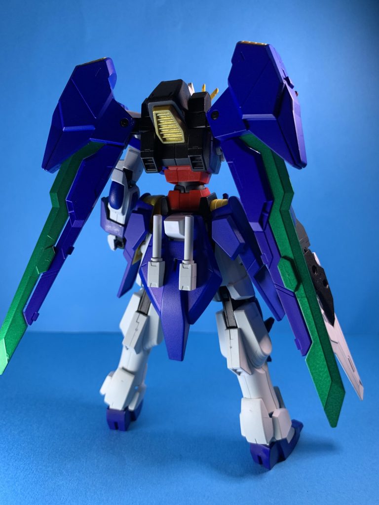 バック。バックパックがなんとなーくフリーダムぽく見えたので、意外とやったことない主役機っぽく作るということにチャレンジしました。目を引くメタリックグリーンはAGE系を意識しています。マスクドセカンドGのゲイジングハウンドもよかったですね〜。