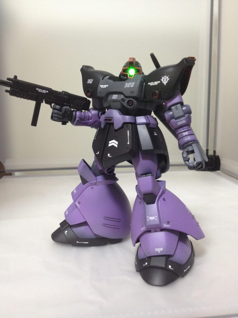 頭部はモノアイを作成し、LED電飾加工しました。