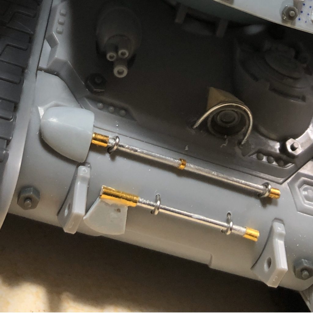 各部にはプラ板や筋彫りなどでディテールを追加して戦車にありそうなヘッドライトや
スコップ、オノなどの車外品もアルミ線とプラ板のなどを使って作りました(°▽°)