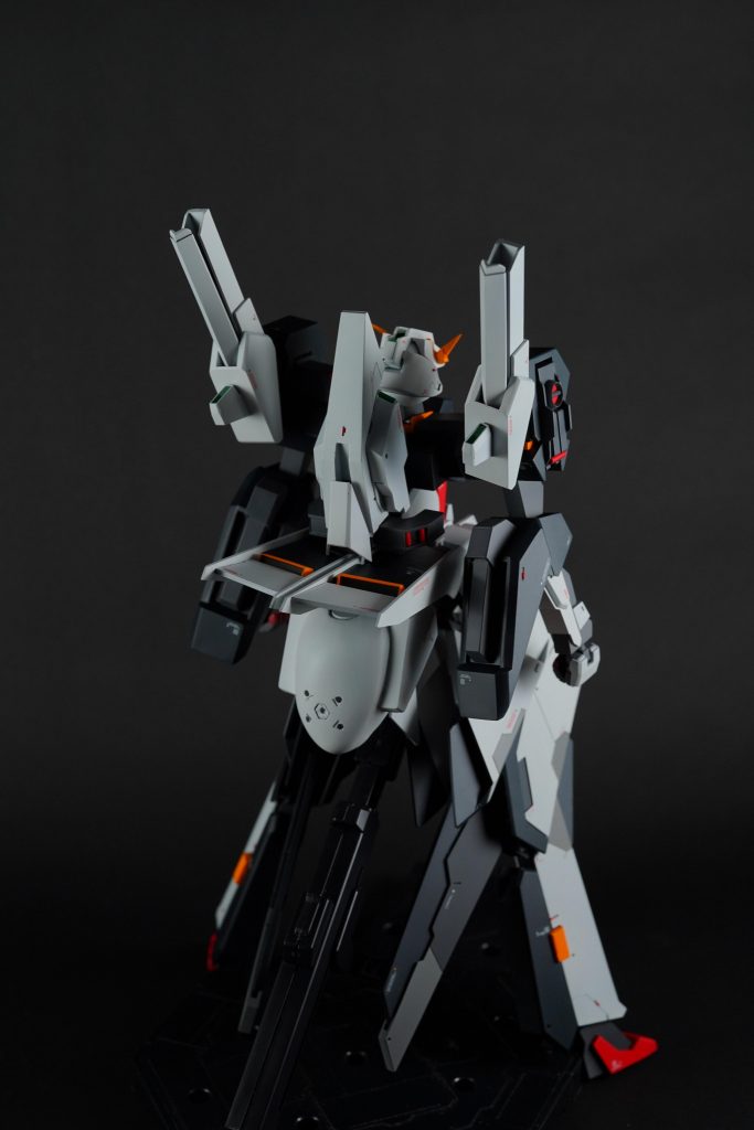 バックショットの密度間が凄く好きです。
実際には各ユニットをこの位置に納めるのに非常に苦労しました。
設計段階の状態では干渉箇所が多かったので
現物合わせで接続位置の変更を行って調整しています。