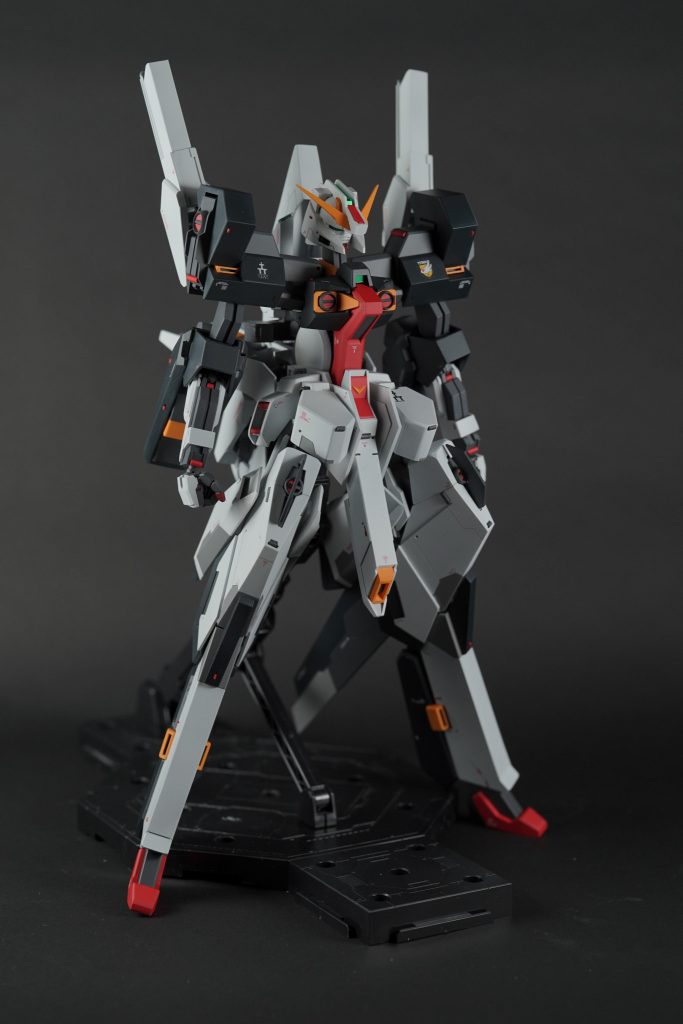 スラリと細長い、スレンダー体型のMSです。
藤岡氏のデザインを踏襲しつつ、
立体物として無理の無い範囲でのアレンジを加えています。