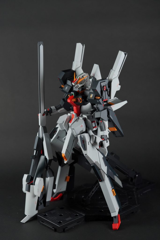 コンポジットシールドライフルは後の事を考えて2基製作。
バックパックもフロントに装着する分を作っていますが
今回は素のハイゼンスレイIIなので未装着です。