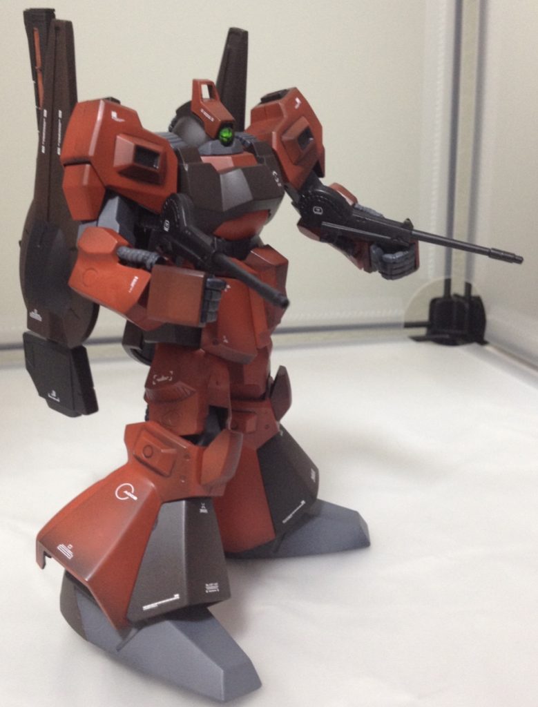 塗装は黒サフ下地にガイアカラーのレッド、ブラウン、ニュートラルグレーで塗装しています。