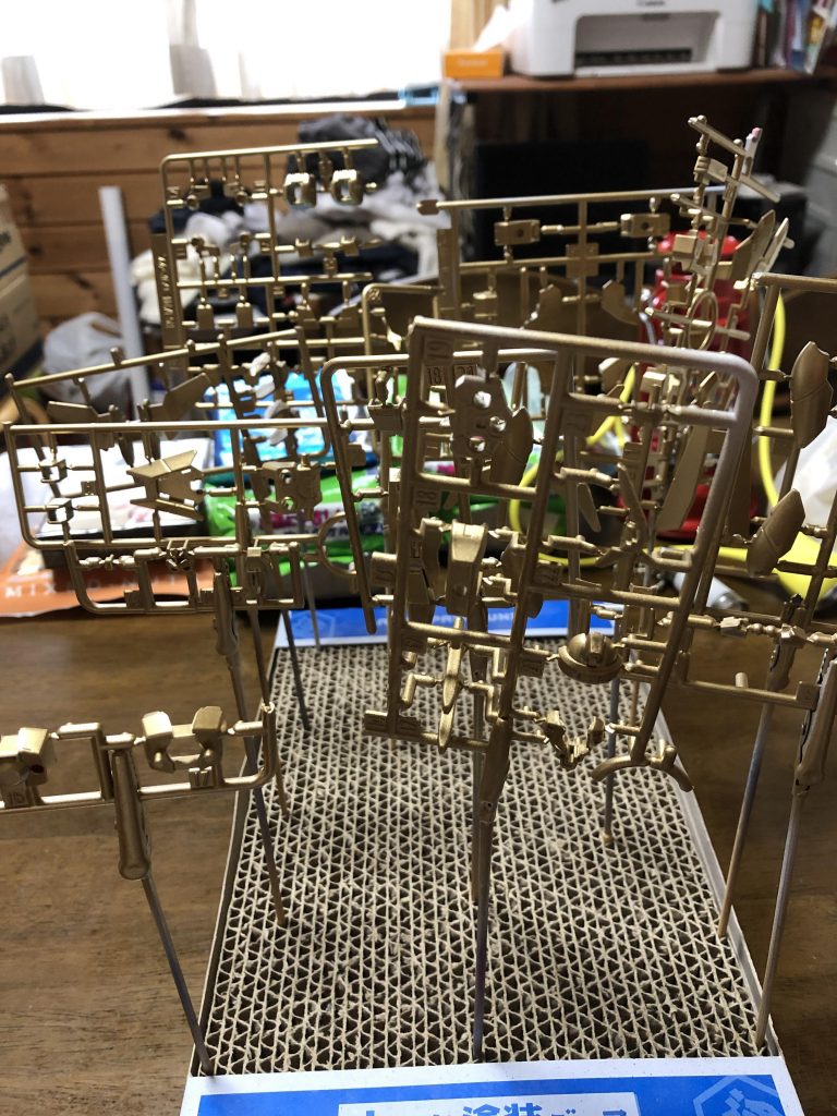 必殺、ランナーごと塗装!!!普段はゲート跡もう一回塗り直すという二度手間なのでやらない手法なのですが今回はパーツ数がとにかく多くて細かいのでこの手で行きました。