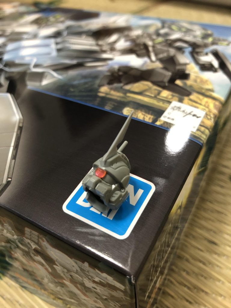 まずは頭部をジオン系にする事から始めました。この時点ではHアイズを使用していますが、目が飛び出して見えるので、塗装後にシールに変更しました。