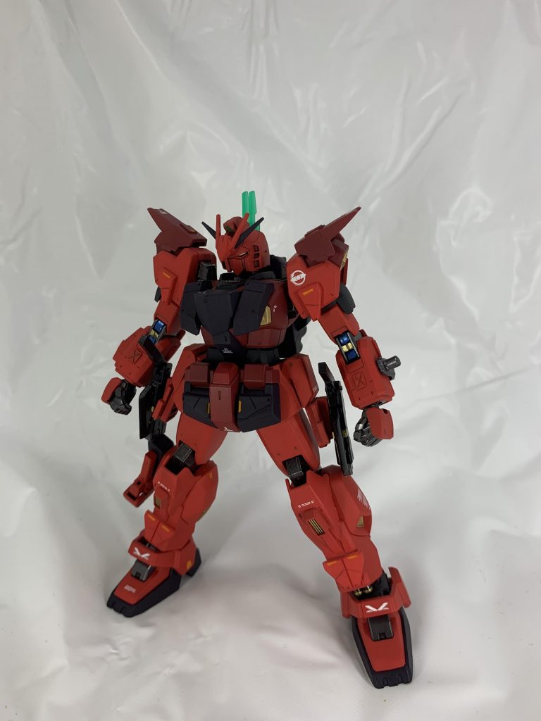 基本装備。

全身にリアクティブアーマー、コックピット周辺は増加装甲で防御力を高めている。

ビームピストルを装備。