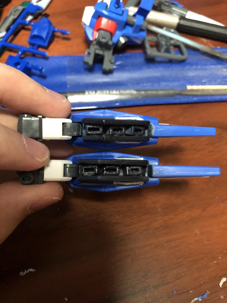 塗装後ですがアルテミスの足のところにパテとポリキャップを突っ込んでいます