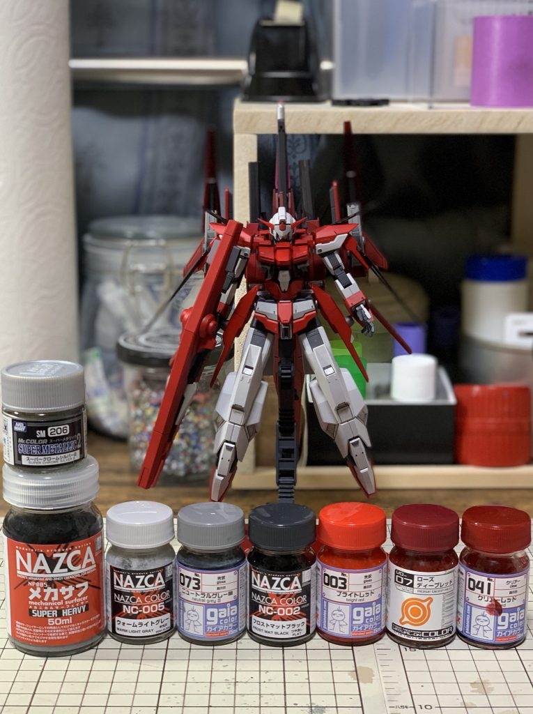 塗料です。
本体はブライトレッド、バックパックはローズディープレッドで塗り分けました。