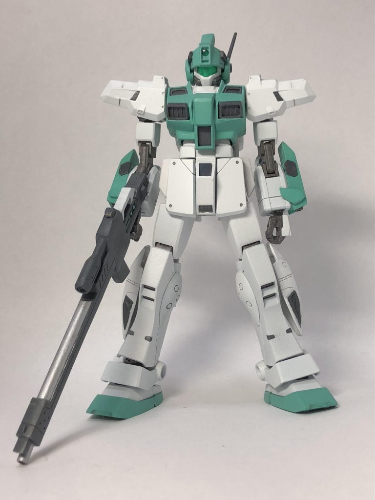 正面から。

 カラーリングはホワイトとライトグリーンのツートンカラーに。ホワイト部分は缶スプレーでほかは筆塗りです。


 太モモで1mm、腹部で1mm、股関節を若干下に下げ、全体で2mm強ほど高さを延長しただけであまりプロポーションは弄っていません。
 その他の基本工作としては関節の可動範囲の拡張を行っています。


 ちなみに頭部のアンテナ、作ってる最中に3回は折れたのでそこがいちばん苦労した部分です(汗)。次からは真鍮線で作ります…。