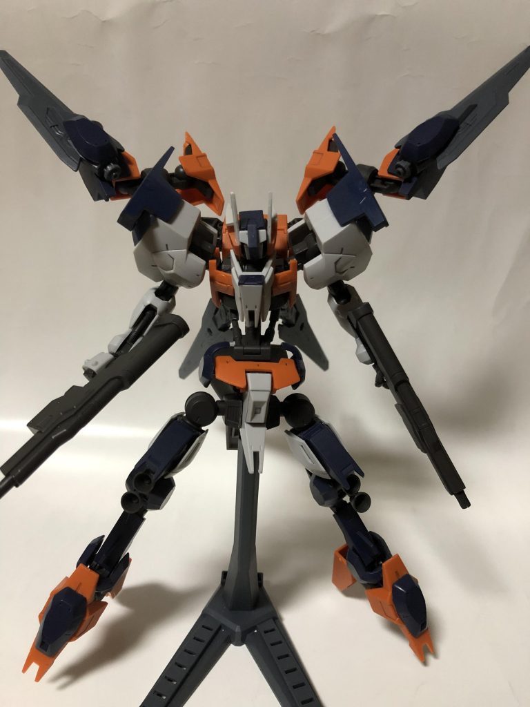 正面からです。
股間部分は脚部のパーツを２つ使って取り付け位置を変えました。他にも胴体のフレームにランナーを使って接続部を補強&延長しました。