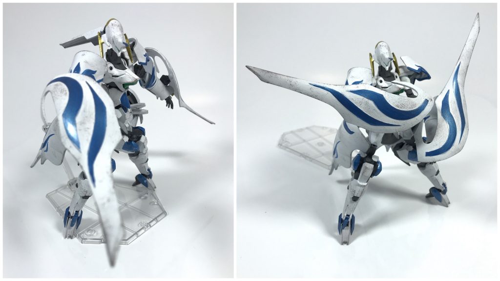 ## [大盾ハルパー]

アシェル・ディ・ファレオの両腕と腰部に装備される巨大な盾。

アビレイルメッキを施したティヴァスキン製であり、その大きさ、強度に反して非常に軽い。
また、部分的にアビレイル製の装甲板が貼られており魔法に対する防御力も極めて高い。

両腕に装備されるハルパーはその先端部が刃状に整形されており、展開することで腕を覆う巨大な剣として扱うことも可能である。
本来鎌を意味するハルパーの由来はここからである。
##