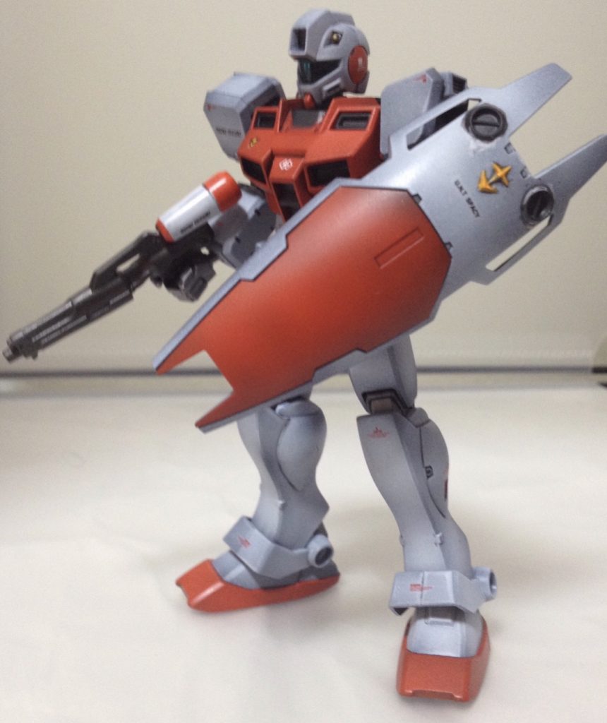 塗装は黒サフ下地にガイアカラーのスチールホワイト、レッドで塗装しています。