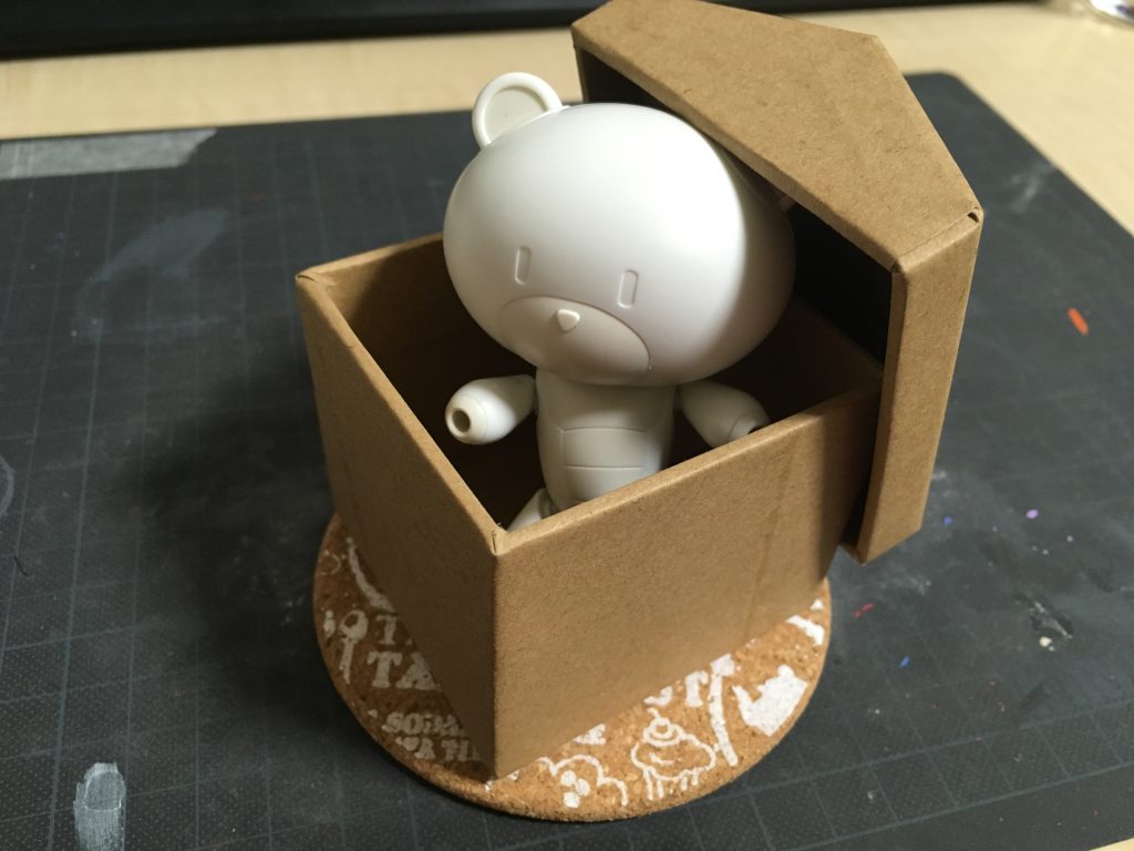 100均で使えそうなアイテムを組み合わせながら、製作を始めました。
プチッガイのサイズ感がぴったりな箱と巡り合い、フラワーボックスと合わせることを思いつきました。