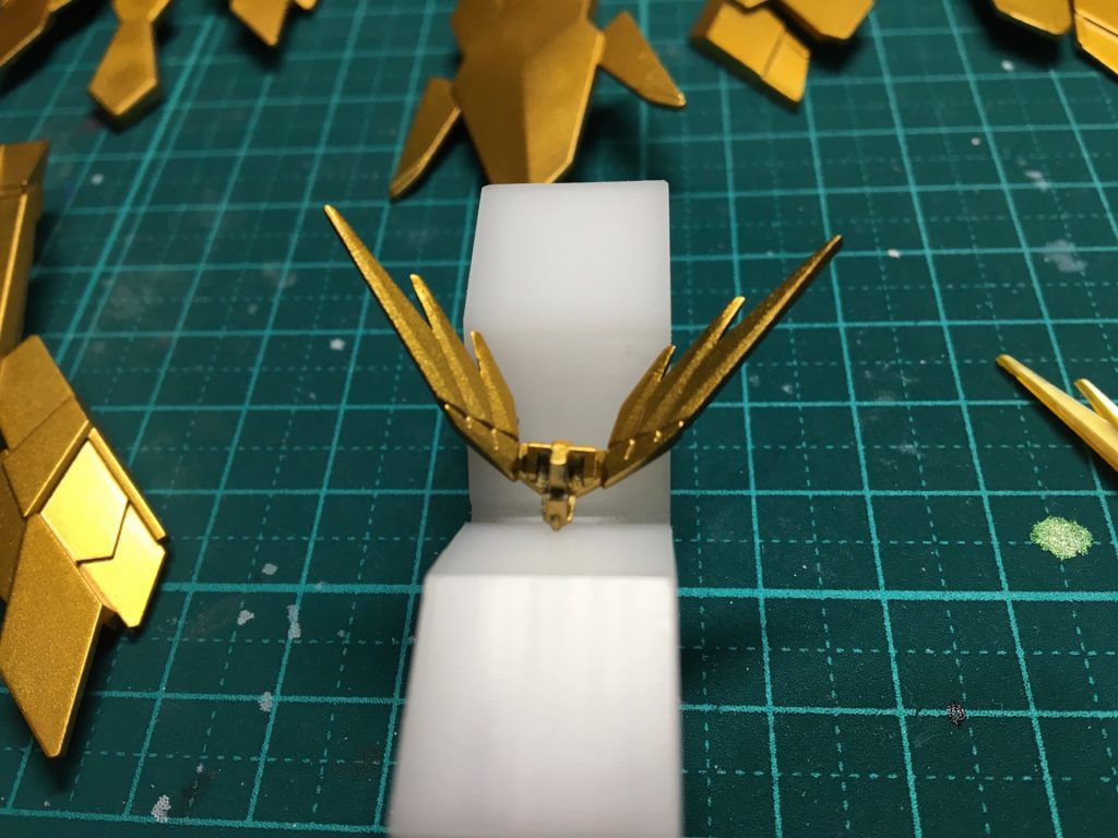 フラッグを削り落としてから塗装しています。