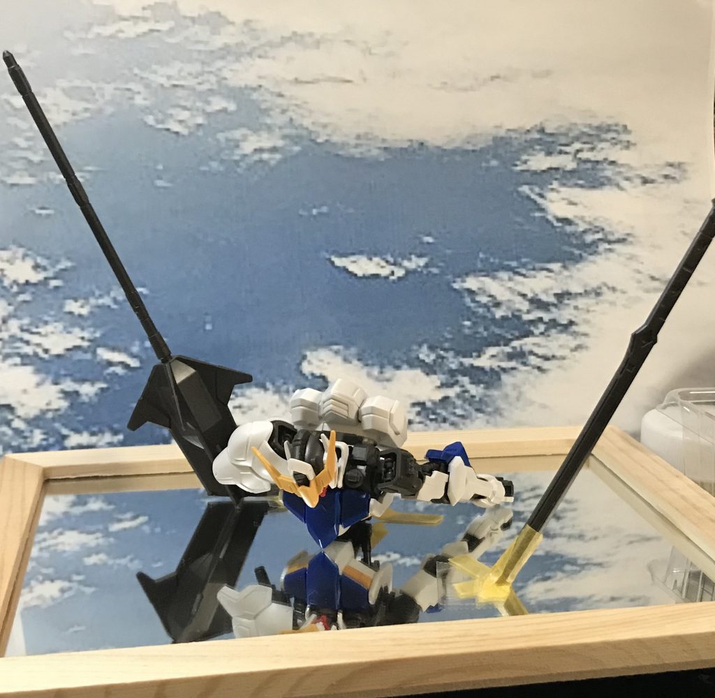 何度もOPを、正確には鉄血を見直しながら配置を考えました!
背景は、外に行って撮影・印刷した仮のものとなります😄
(実際に完成したジオラマは、外での撮影となるので…)