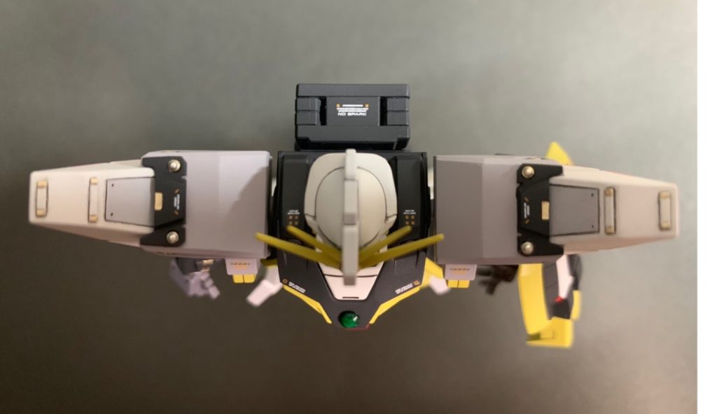 肩の黒いパーツは灰色のパーツを後ハメ加工&合わせ目消しをしたのに、クリアランス確保が足りなかったためにヒビ割れてしまったので、それを隠すために突貫で作りました💦
胸のセンサーぽいのはHアイズに変更。