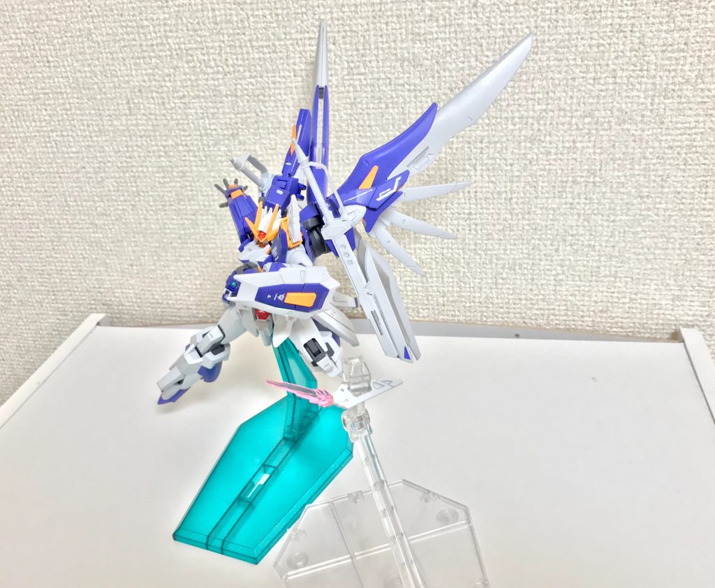 GNフラッシュエッジ2。両肩に装備されたビームブーメランであり、デスティニーガンダムからそのままコンバートされた武装である。そのためビームサーベルとしても運用できるが、本機のダイバーは専ら引っ掛けを狙った投擲に使用している。