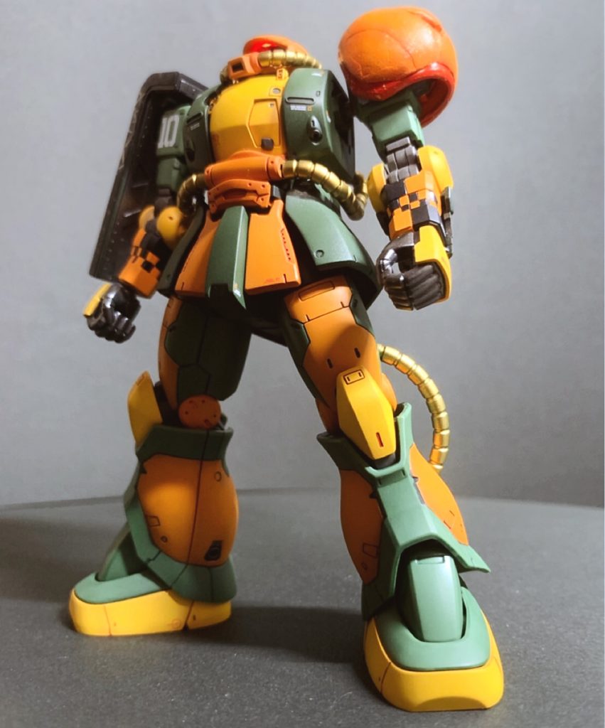 腕の合わせ目は段落ちにしようと思ったけどなんとなく変な感じだったのでパネル状にスジボリしてマンドリンオレンジを塗装、マスキングして塗り分けました。
…よくよく考えればスミ入れも黒でやるからエナメルで筆塗りすれば楽だったかも知れない。。。失敗