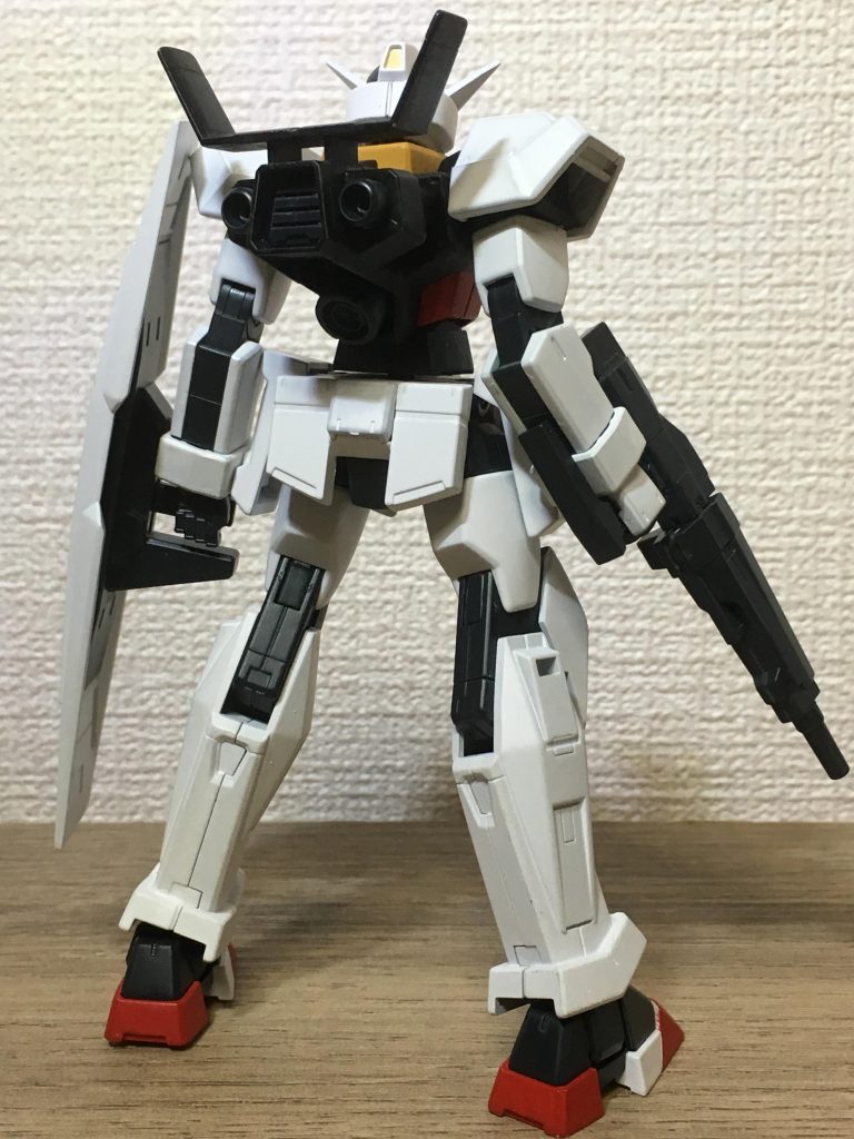 後ろから。
設定
マッドーナ工房がガンダムの量産化を図るべく、AGE-1のデータを利用して作った試作機。足りないパーツをシャルドールから移植しているため、AGE-1としてのパーツは半分程度である。数回の試用を経て得られたデータは、アデルの生産の為に使用された。