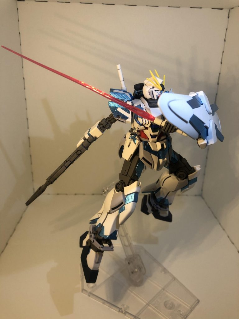 ぐにゃぐにゃ動くのとバックパックが控えめなのもあって、
触っててストレスはないですね。やっぱり新しいは正義
僕みたいな初心者には助かります
今回ライフルと頭部の合わせ目消しにも
挑戦してみたのですが普通に失敗しました
次のキットでリベンジしたい