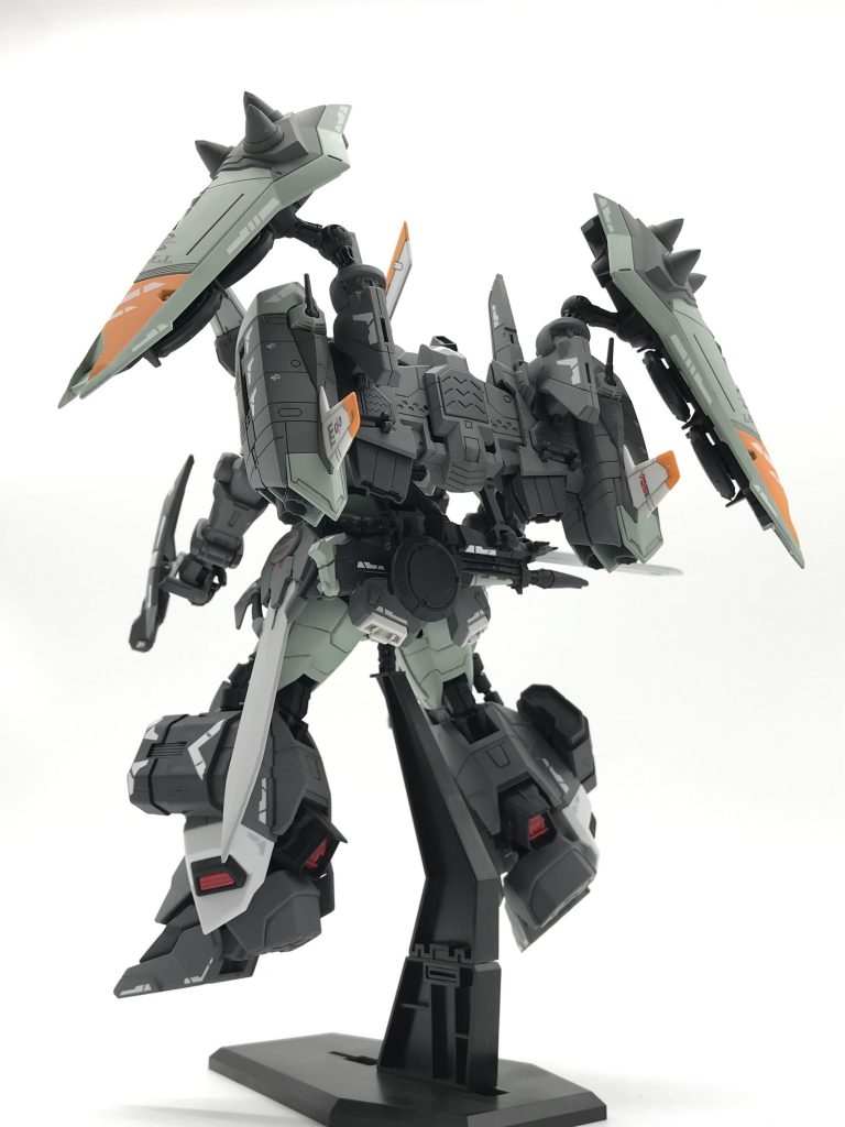 背面
盾の接続部は元の肩パーツとギャンバルカンのパーツを合わせた物です。
腰につけてるのはジンハイマニューバの銃剣付きのライフルに見立てて製作した銃剣です。