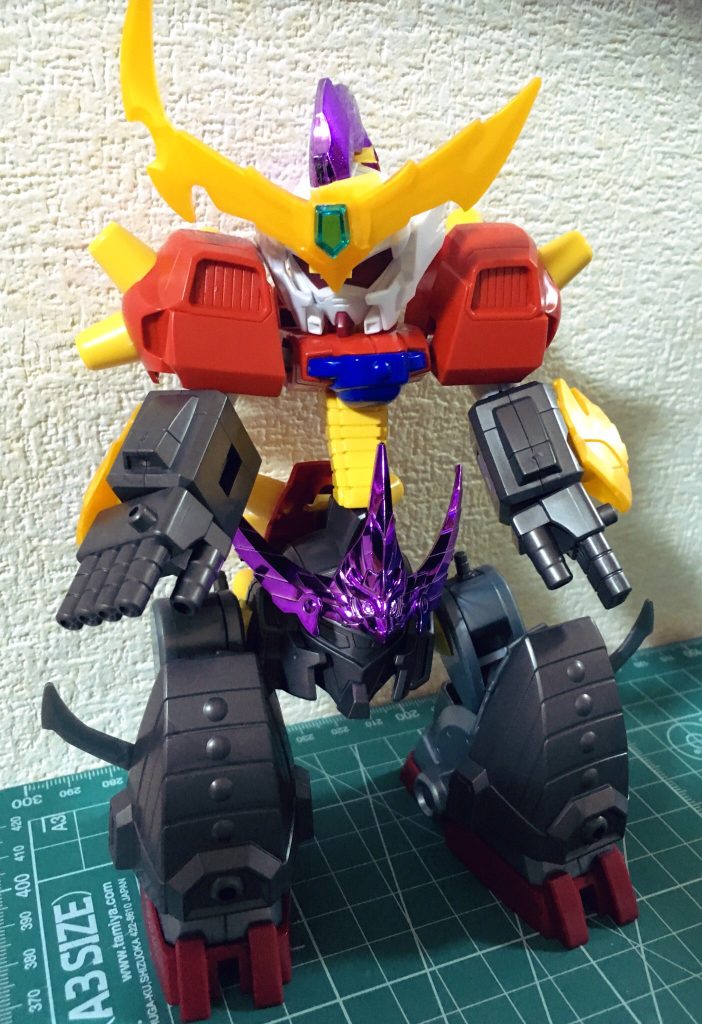 素材は上半身を主にSDデビルガンダムから、腕・下半身は戦神合身蚩尤ガンダムより暗黒玉璽サイコガンダムの顔と脚を使用しました。